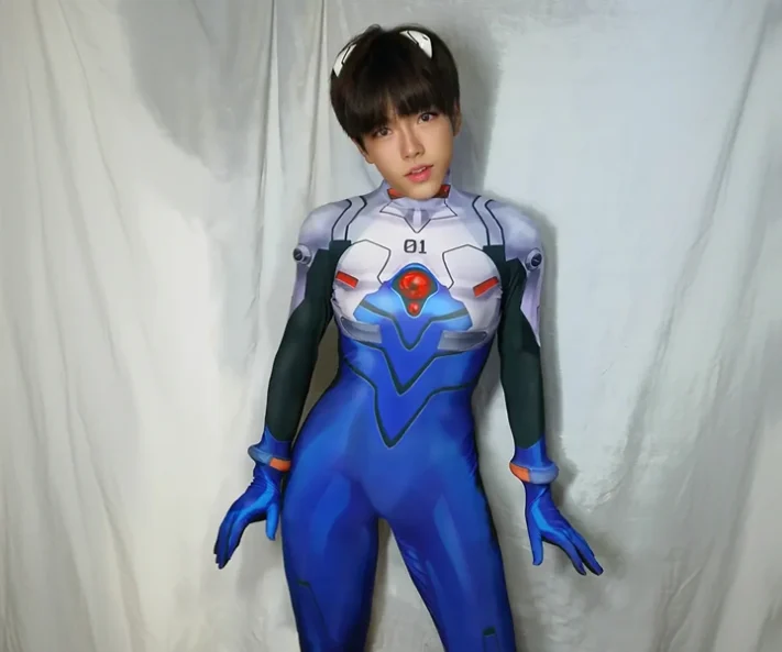 エヴァンゲリオンのプラグスーツ姿のシンジくんコスプレ